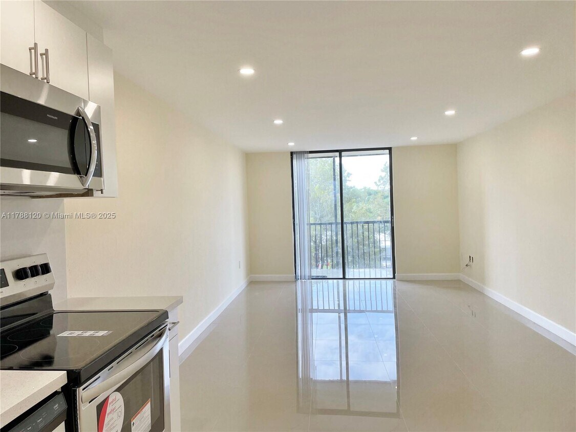Foto principal - 16851 NE 23rd Ave