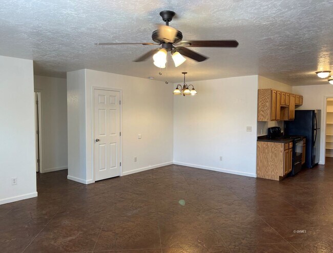 Building Photo - 153 E 200 S