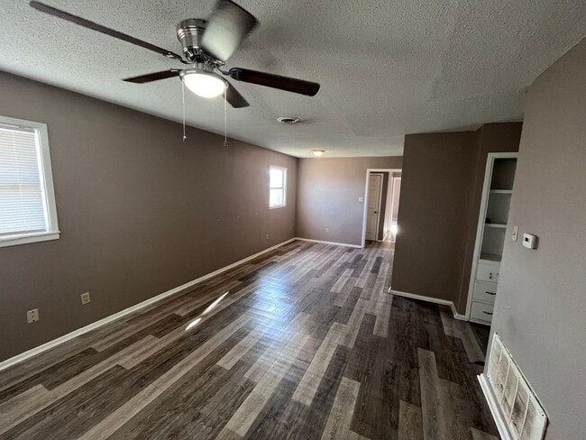 Building Photo - Charming 3 Bedroom 2 Bathroom