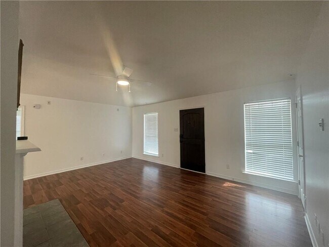 Foto del edificio - 6882 Red Cedar Dr