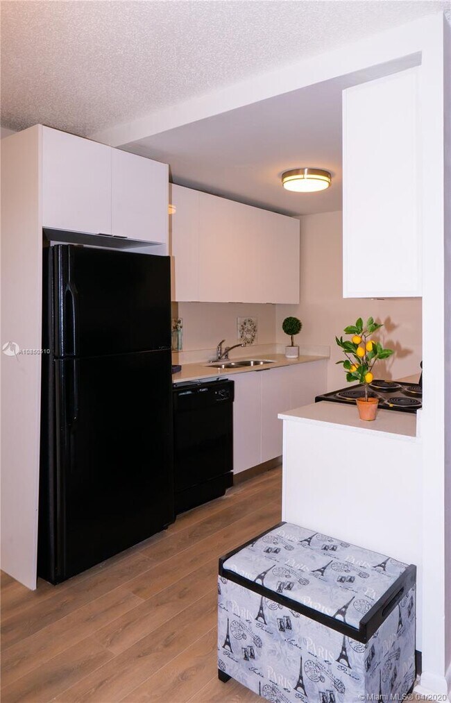Building Photo - 4035 Swansea Crescent