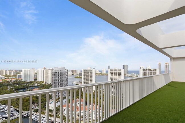 Building Photo - 2000 Island Blvd