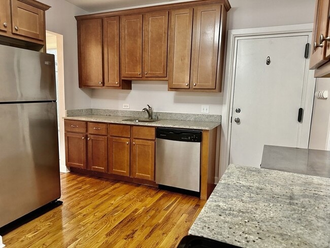 Building Photo - 2233 W Shakespeare Ave