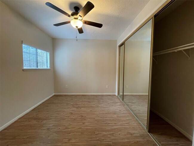 Foto del edificio - 12 Hallmark Dr