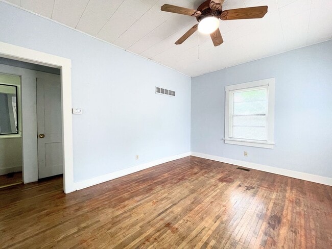 Building Photo - 1 Bedroom Home with Garage