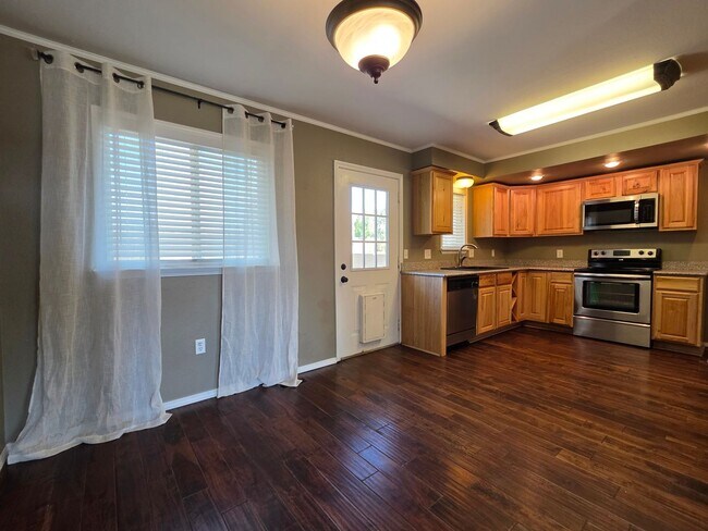 Building Photo - 3 Bedroom 2 Bathroom House With Huge Backy...