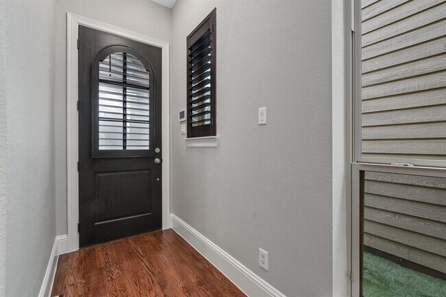 Foto del edificio - 2261 Longwood Dr