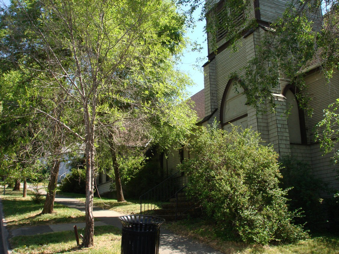 Building Photo - 600 NE Oak St