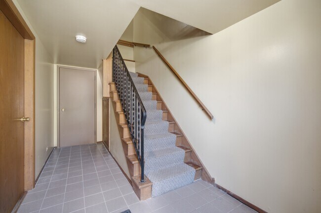 Escaleras traseras - 7314 N Crawford Ave