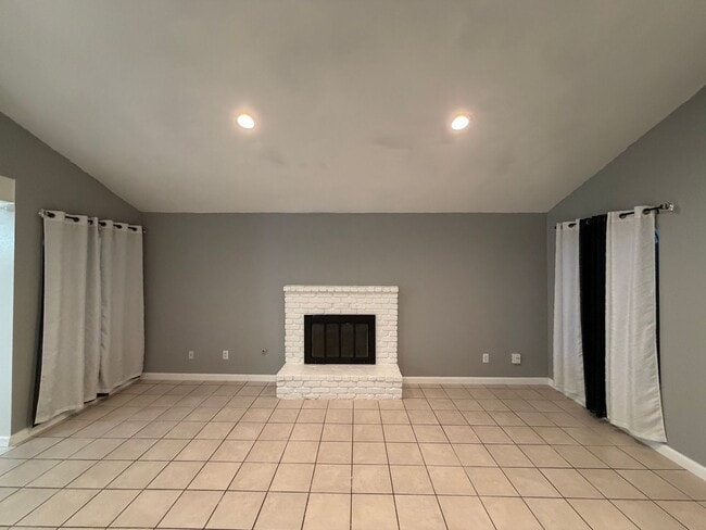 Foto del edificio - Move in ready 3 Bd 2BA home in upper NE Bakersfield