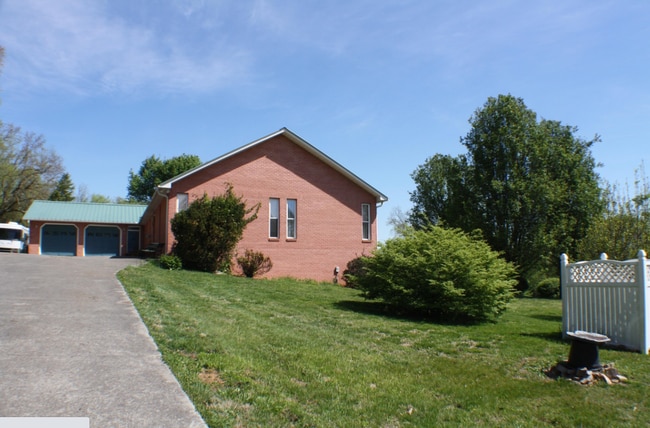 Vista de la entrada - 1835 River Rd