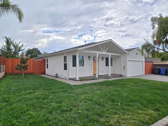 Building Photo - Spacious Single Family Home, Completed Ren...