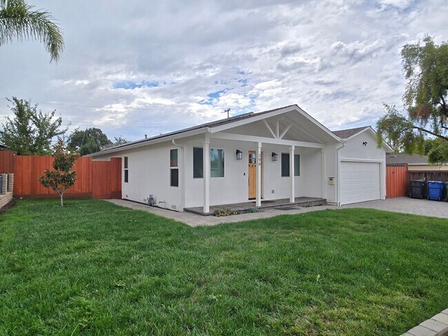 Foto del edificio - Spacious Single Family Home, Completed Ren...