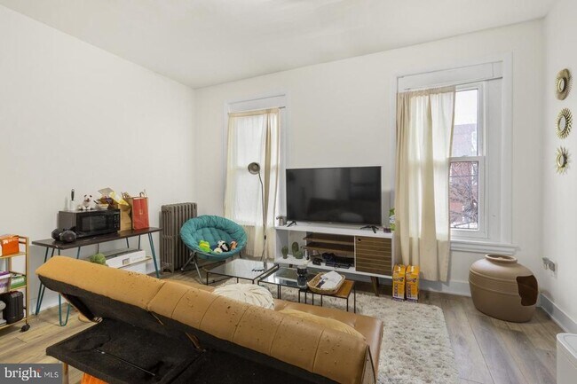 Foto del edificio - 2938 W Girard Ave
