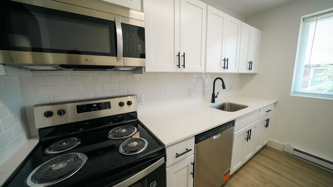 Kitchen with Electric Appliances - Southgate Gardens Apartments