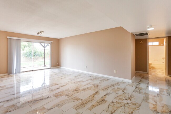 Building Photo - Glendale home with pool
