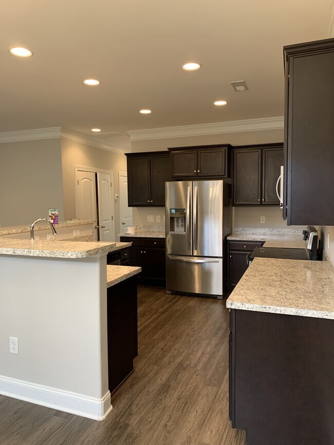 Building Photo - 833 Silver Leaf Dr