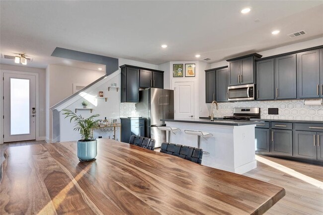 Foto del edificio - 8607 Cottage Rose Dr