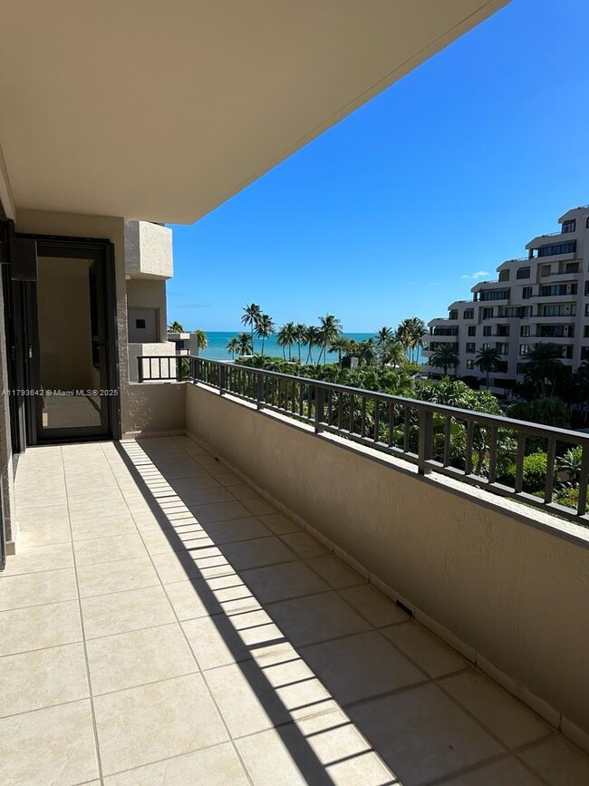 Foto del edificio - 251 Crandon Blvd