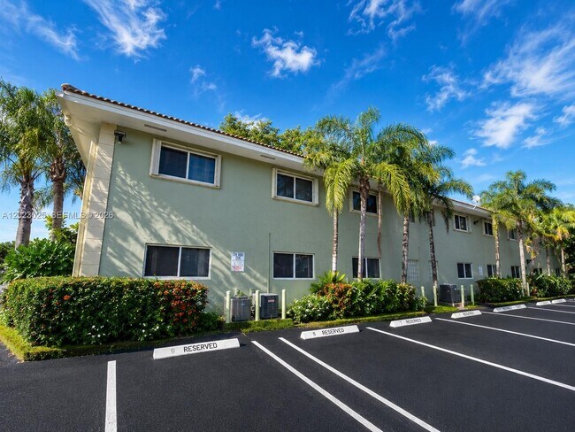 Foto del edificio - 1423 Holly Heights Dr