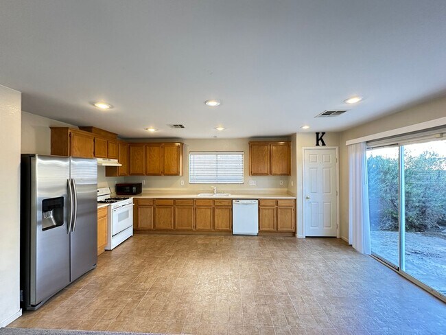 Building Photo - DESERT WILLOWS UNIT 2B