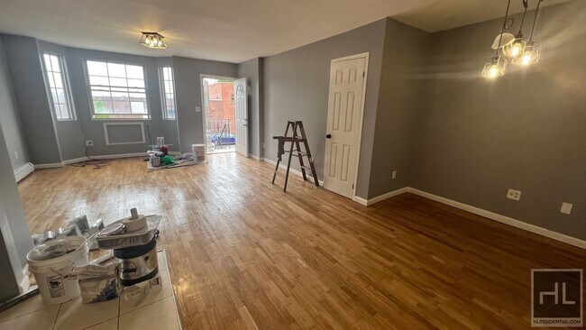 Building Photo - FRESHLY GUT RENOVATED 3 BEDROOMS/2 FULL BA...