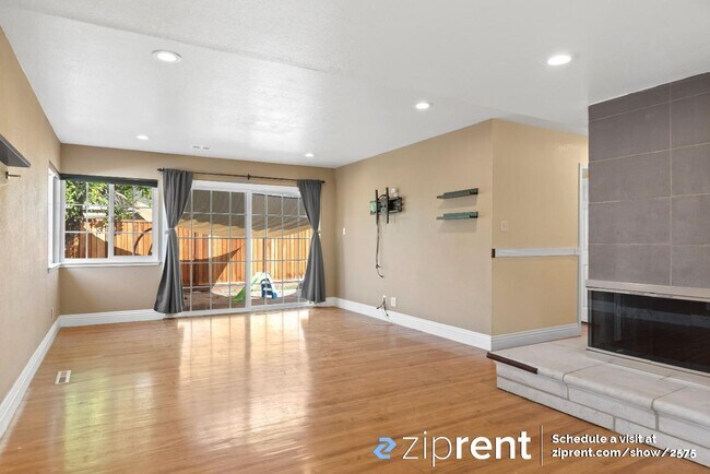 Building Photo - 2048 Woodglen Dr