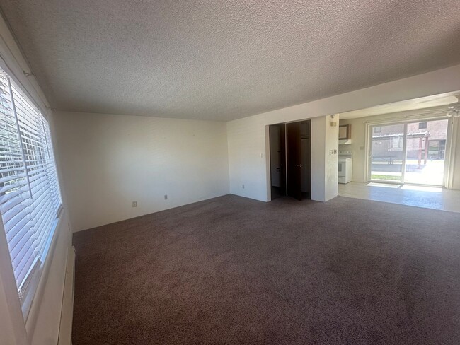 Building Photo - Two Bedroom, One and Half Bathroom Townhom...