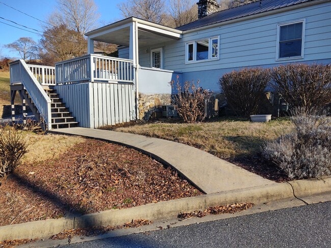 Wake Up to the View of the Great Smoky Mountains overlooking picturesque Downtown Sylva!! - Wake Up to the View of the Great Smoky Mountains overlooking picturesque Downtown Sylva!! House