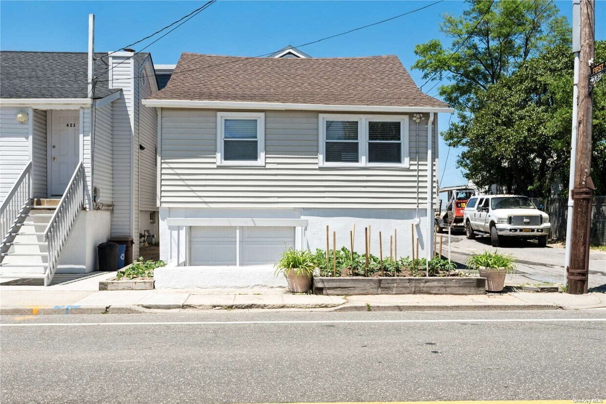 Primary Photo - 425 Bayville Ave