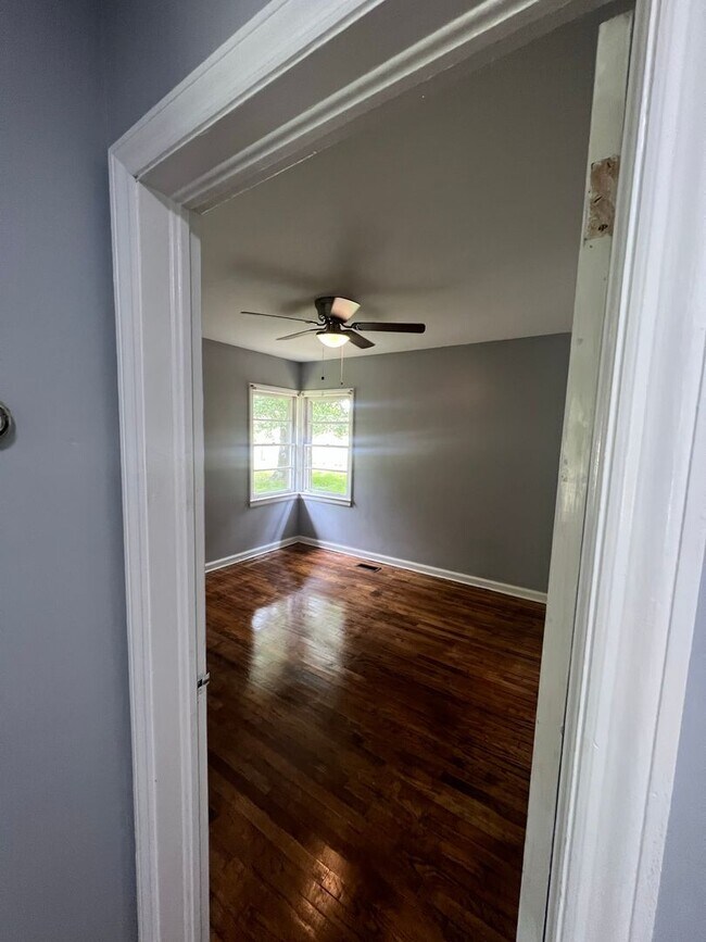 Building Photo - 217 Munson Dr