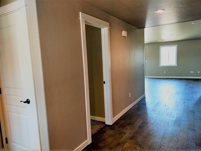 Foto del edificio - 6 MONTH LEASE AGREEMENT!
