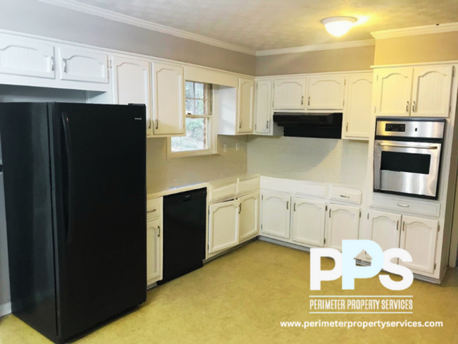 Building Photo - 6999 Knollwood Dr