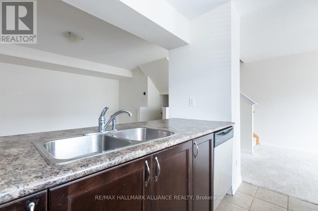 Building Photo - 142 Baycliffe Cres