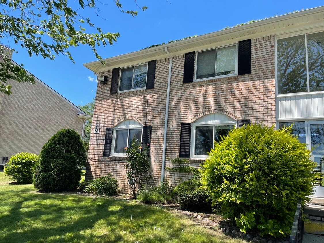 Primary Photo - 14181 Ivanhoe Dr