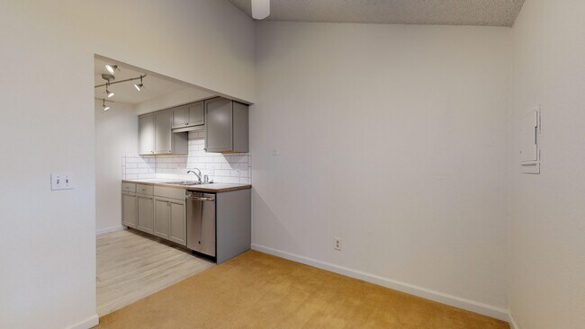 Foto del edificio - Beautiful Mountlake Terrace Condo ~ Easy C...
