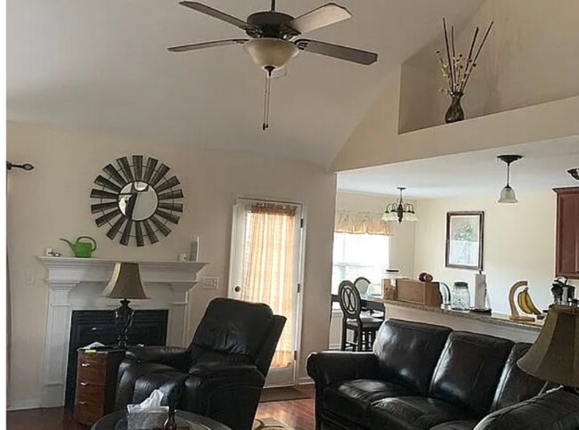 Foto del edificio - 684 Gladiolus Dr