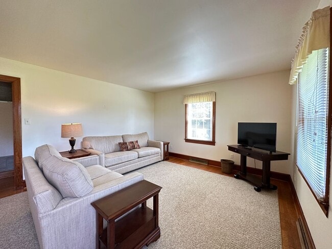 Foto del edificio - Fully Furnished/Inclusive 2 Bedroom/1 Bathroom Rancher For Rent