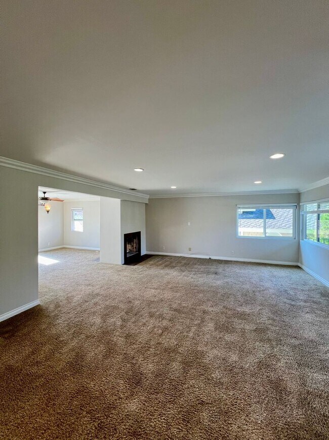 Building Photo - Upgraded Upper Level 3 Bedroom Belmont Hei...
