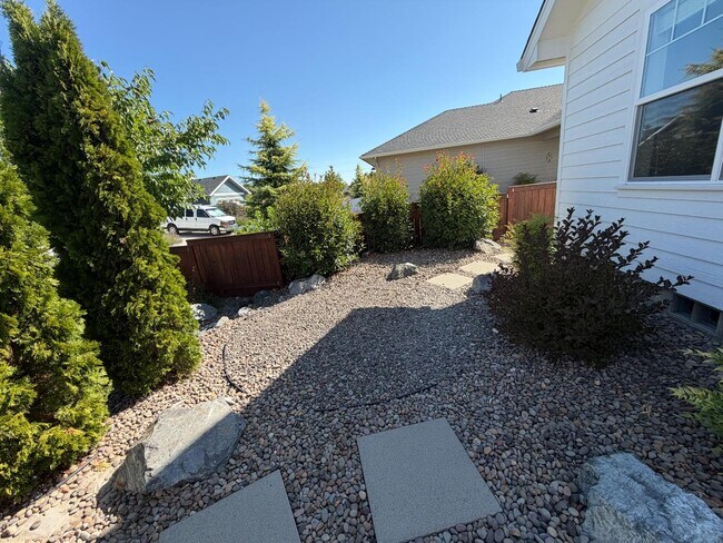 Building Photo - 410 Castle Rock Dr