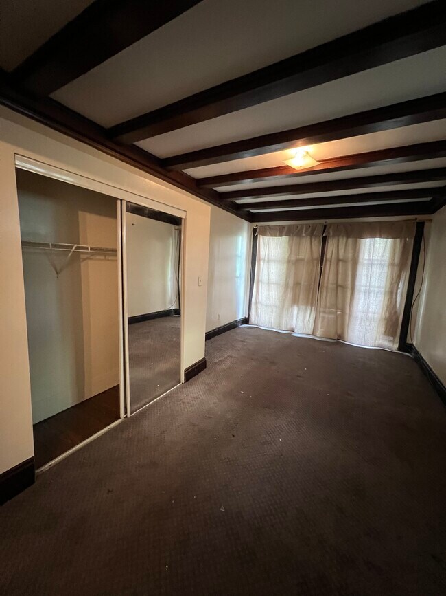 Dormitorio con armario - 568 Bird Ave