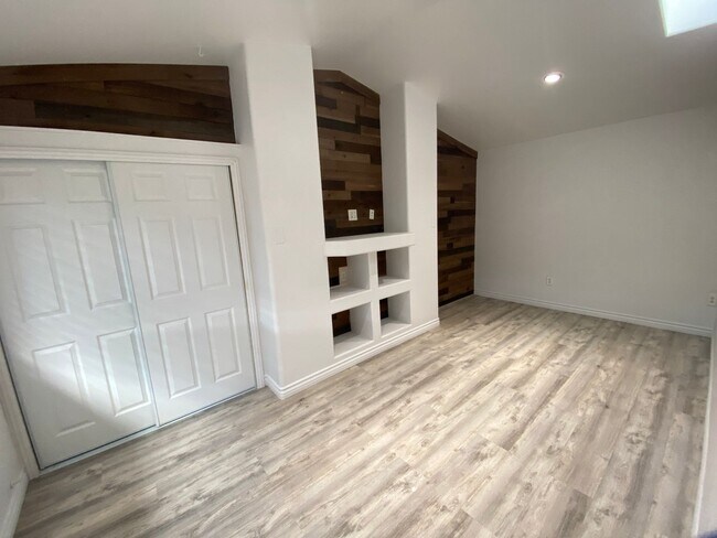 Foto del edificio - Charming 3-Bedroom Home with Fireplace & Private Yard – South B St, Lompoc