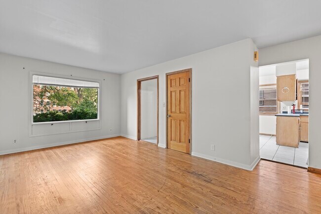 Foto del edificio - 3216 N Downer Ave