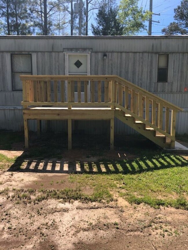 Building Photo - 2 Bdrm/2 Bath Mobile home on private road ...