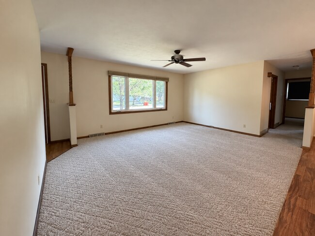 Foto del edificio - 3 Bedroom, 2.5 Bathroom Home with Fenced Yard & 2 Car Garage