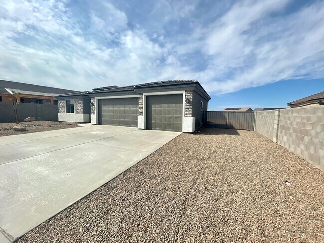 Foto del edificio - Beautiful 3 Bedroom, 3 Car Garage Home wit...