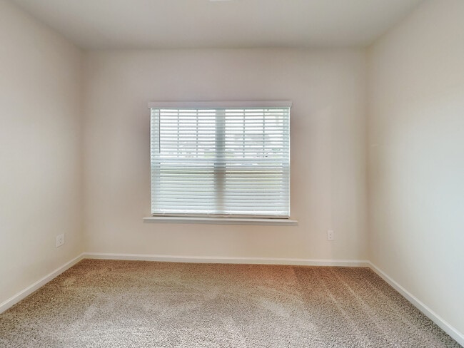 Building Photo - 905 Hesston Dr