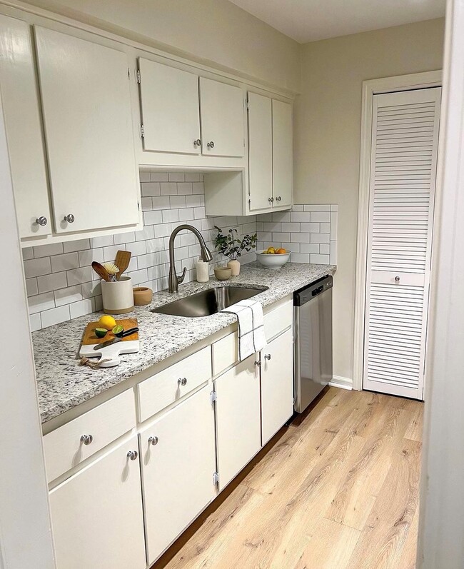 Cocina Redbud con encimeras de granito - Western Hills Apartments