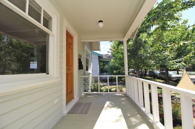 Building Photo - Adorable Updated Arbor Lodge 2 Bedroom Bun...