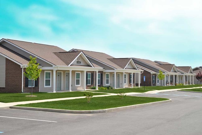 ¡Da un paseo y encuentra tu nuevo apartamento en Greenwood hoy mismo! - Cottages at Sheek Road Apartments